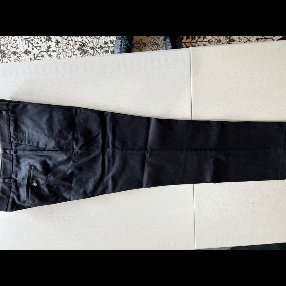 Mens black khakis by Roundtree and Yorke. Cotton blend with stretch. 38x30